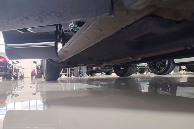 Used Hongqi HS5 2022 Revised Version 2.0T Smart Connect Flagship Edition Right Side Sill