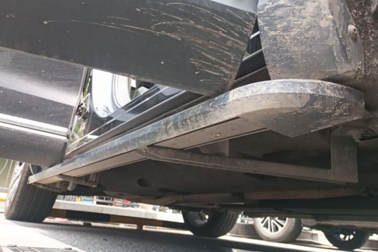 Used Hongqi HS5 2022 Facelifted Version 2.0T Smart Connect Flagship All-Wheel-Drive Edition Right Side Sill