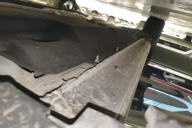 Used Hongqi HS5 2022 Facelifted Version 2.0T Smart Connect Flagship All-Wheel-Drive Edition Right Side Sill