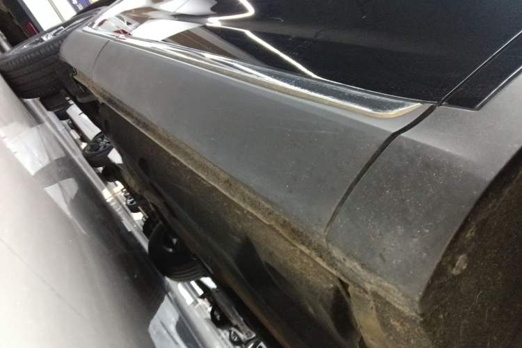 Used Hongqi HS5 2022 Revised Version 2.0T Smart Connect Flagship Edition Right Side Sill