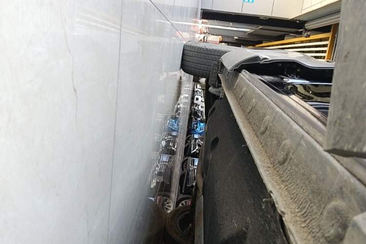 Used Hongqi HS5 2022 Revised Version 2.0T Smart Connect Flagship Edition Right Side Sill