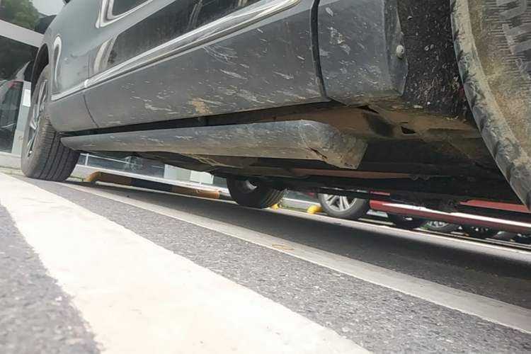 Used Hongqi HS5 2022 Revised Version 2.0T Smart Connect Flagship Edition Right Side Sill