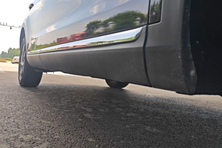 Used Hongqi HS5 2022 Revised Version 2.0T Smart Connect Flagship Edition Right Side Sill
