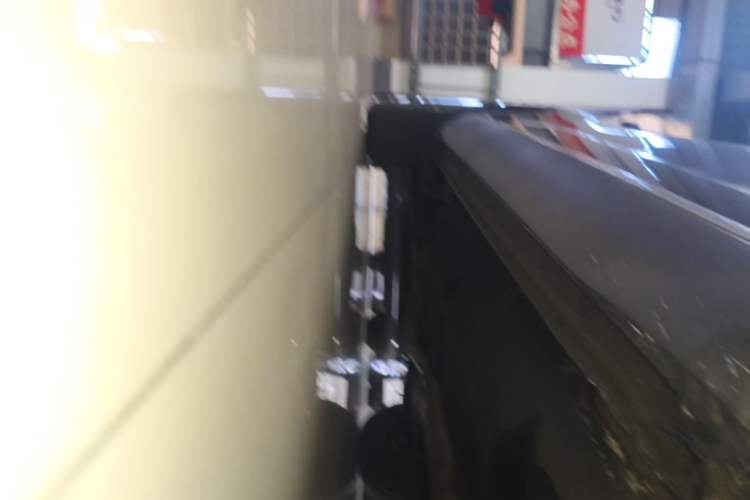 Used Hongqi HS5 2022 Revised Version 2.0T Smart Connect Flagship Edition Right Side Sill