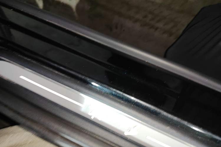 Used Hongqi HS5 2022 Revised Version 2.0T Smart Connect Flagship Edition Right Side Sill