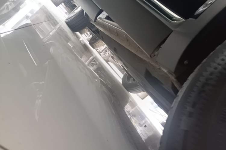 Used Hongqi HS5 2022 Revised Version 2.0T Smart Connect Flagship Edition Right Side Sill