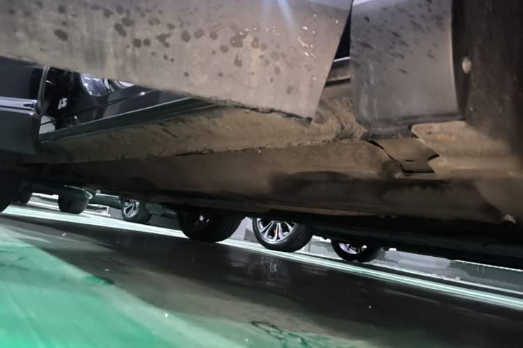 Used Hongqi HS5 2022 Facelifted Version 2.0T Smart Connect Flagship All-Wheel-Drive Edition Right Side Sill