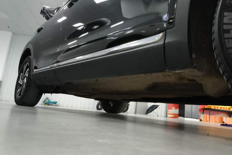 Used Hongqi HS5 2022 Revised Version 2.0T Smart Connect Flagship Edition Right Side Sill