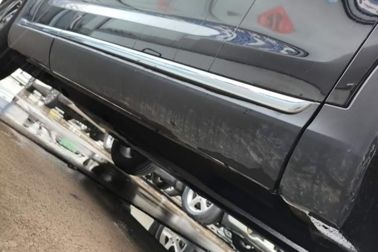 Used Hongqi HS5 2022 Revised Version 2.0T Smart Connect Flagship Edition Right Side Sill
