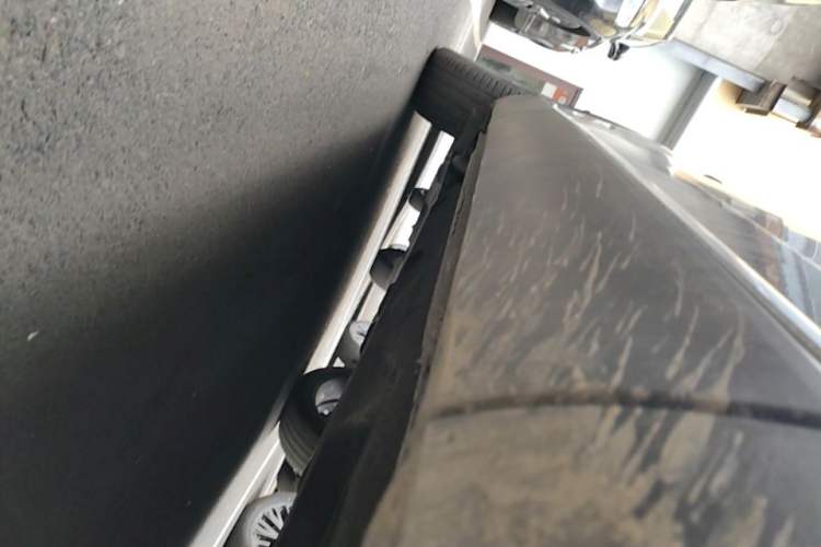 Used Hongqi HS5 2022 Facelifted Version 2.0T Smart Connect Flagship All-Wheel-Drive Edition Right Side Sill