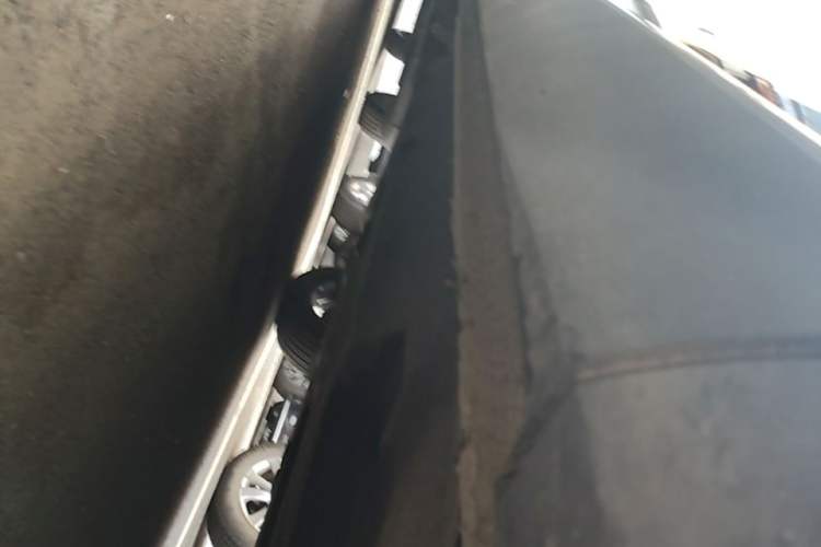 Used Hongqi HS5 2022 Revised Version 2.0T Smart Connect Flagship Edition Right Side Sill