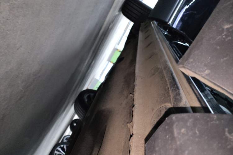 Used Hongqi HS5 2022 Revised Version 2.0T Smart Connect Flagship Edition Right Side Sill
