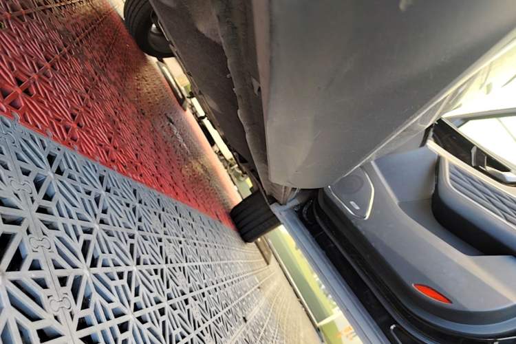 Used Hongqi HS5 2022 2.0T Smart Connect Flagship All-Wheel-Drive Version Right Side Sill