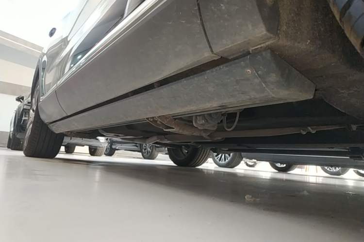 Used Hongqi HS5 2022 Facelifted Version 2.0T Smart Connect Flagship All-Wheel-Drive Edition Right Side Sill