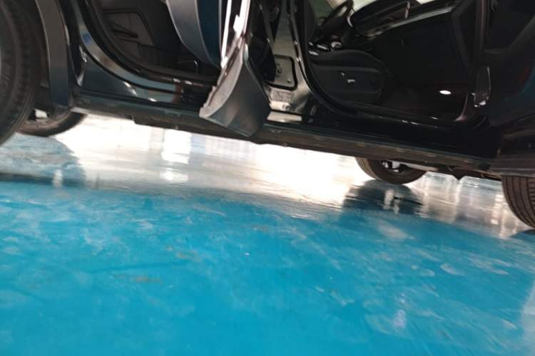 Used Hongqi HS5 2022 Facelifted Version 2.0T Smart Connect Flagship All-Wheel-Drive Edition Right Side Sill
