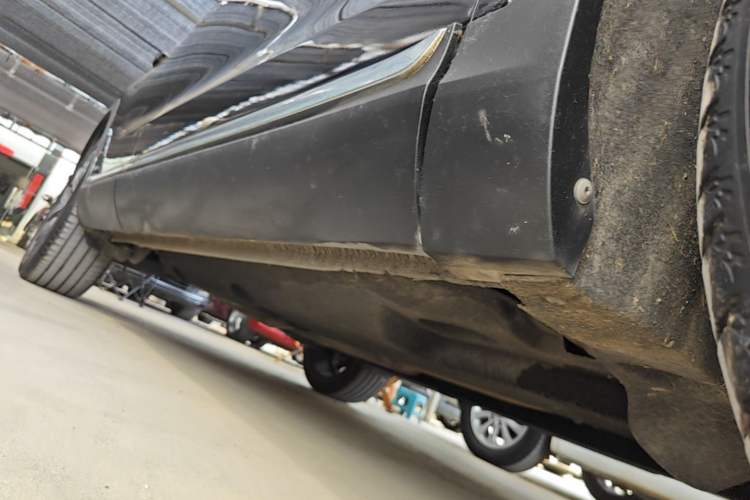 Used Hongqi HS5 2022 Facelifted Version 2.0T Smart Connect Flagship All-Wheel-Drive Edition Right Side Sill