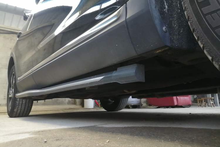 Used Hongqi HS5 2022 Revised Version 2.0T Smart Connect Flagship Edition Right Side Sill