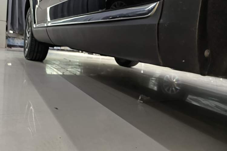 Used Hongqi HS5 2022 Revised Version 2.0T Smart Connect Flagship Edition Right Side Sill
