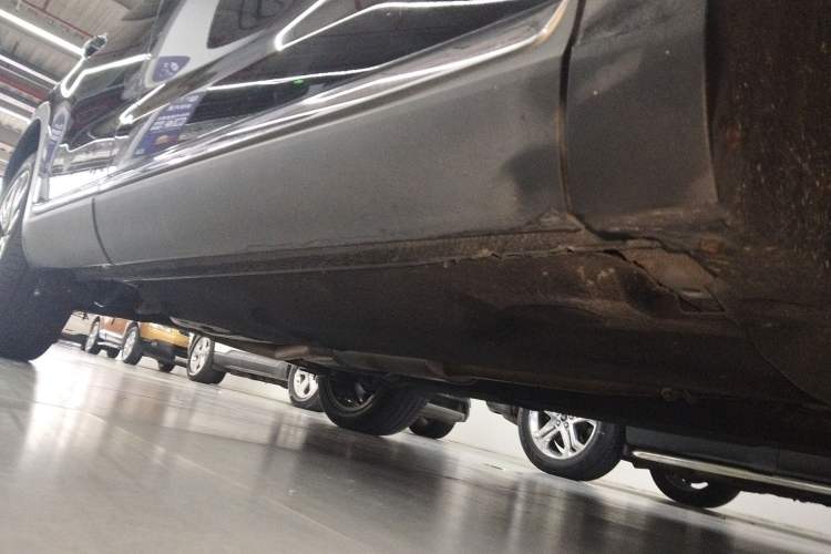 Used Hongqi HS5 2022 Facelifted Version 2.0T Smart Connect Flagship All-Wheel-Drive Edition Right Side Sill
