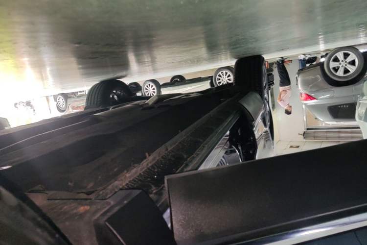 Used Hongqi HS5 2022 Facelifted Version 2.0T Smart Connect Flagship All-Wheel-Drive Edition Right Side Sill