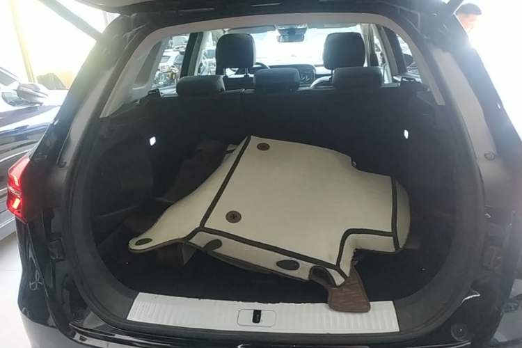 Used Hongqi HS5 2022 Facelifted Version 2.0T Smart Connect Flagship All-Wheel-Drive Edition Trunk