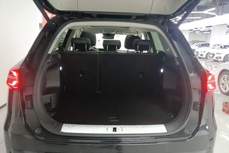 Used Hongqi HS5 2022 Facelifted Version 2.0T Smart Connect Flagship All-Wheel-Drive Edition Trunk