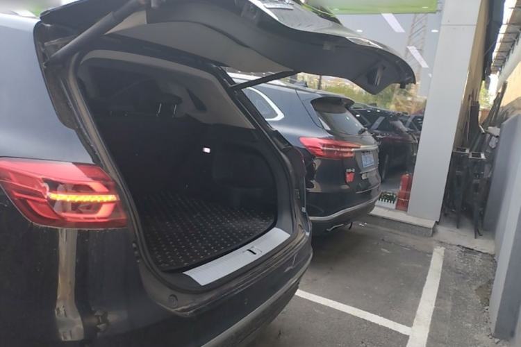 Used Hongqi HS5 2022 Facelifted Version 2.0T Smart Connect Flagship All-Wheel-Drive Edition Trunk