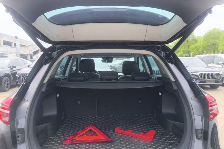 Used Hongqi HS5 2022 Revised Version 2.0T Smart Connect Flagship Edition Trunk