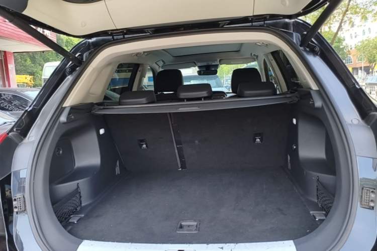 Used Hongqi HS5 2022 Facelifted Version 2.0T Smart Connect Flagship All-Wheel-Drive Edition Trunk