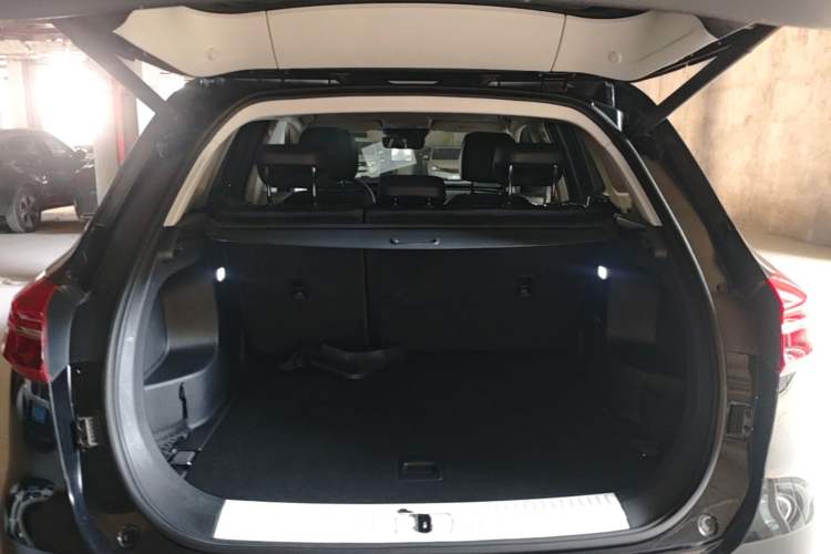 Used Hongqi HS5 2022 Facelifted Version 2.0T Smart Connect Flagship All-Wheel-Drive Edition Trunk
