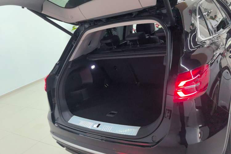 Used Hongqi HS5 2022 Facelifted Version 2.0T Smart Connect Flagship All-Wheel-Drive Edition Trunk