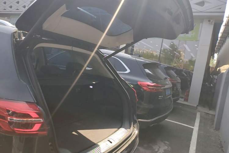 Used Hongqi HS5 2022 Revised Version 2.0T Smart Connect Flagship Edition Trunk