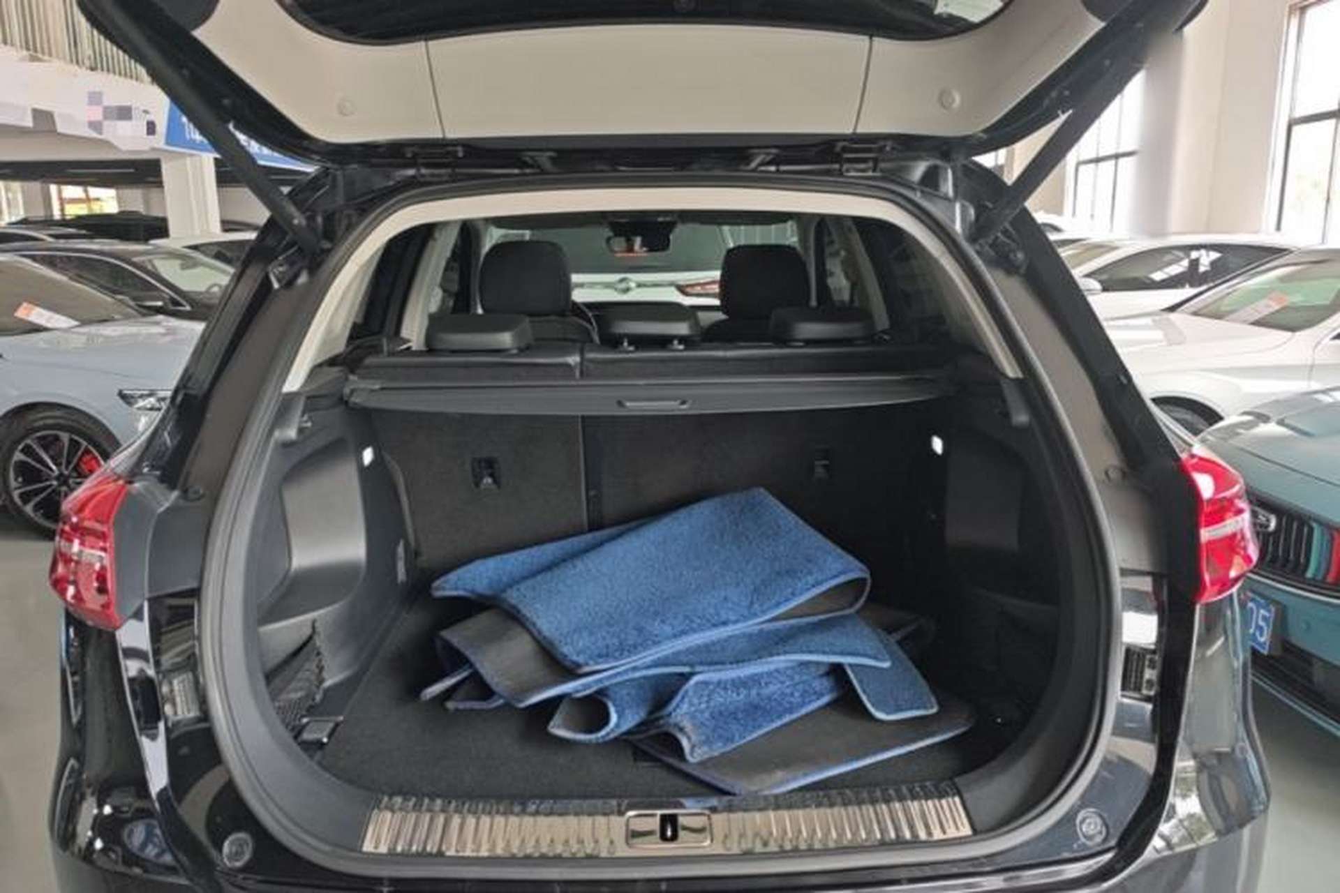 Used Hongqi HS5 2022 Facelifted Version 2.0T Smart Connect Flagship All-Wheel-Drive Edition Trunk