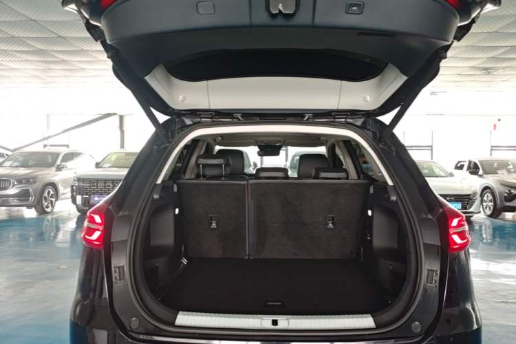 Used Hongqi HS5 2022 Facelifted Version 2.0T Smart Connect Flagship All-Wheel-Drive Edition Trunk