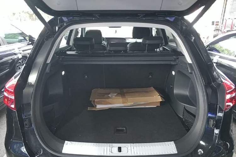 Used Hongqi HS5 2022 Revised Version 2.0T Smart Connect Flagship Edition Trunk