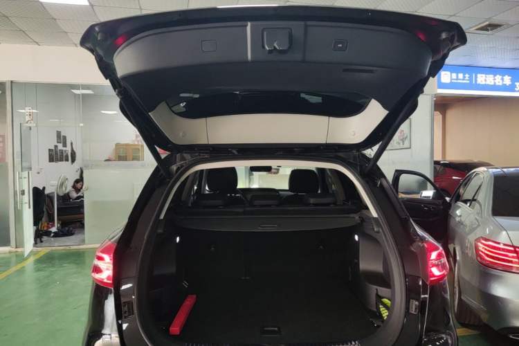 Used Hongqi HS5 2022 Facelifted Version 2.0T Smart Connect Flagship All-Wheel-Drive Edition Trunk