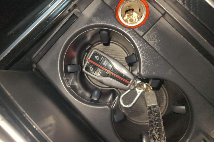 Used Hongqi HS5 2022 Revised Version 2.0T Smart Connect Flagship Edition Vehicle Key