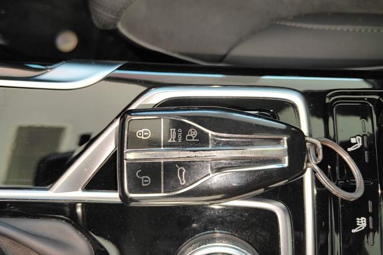 Used Hongqi HS5 2022 Revised Version 2.0T Smart Connect Flagship Edition Vehicle Key