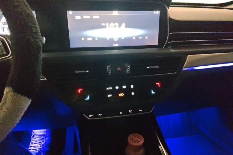 Used Hongqi HS5 2022 2.0T Smart Connect Flagship Edition Audio And AC Panel