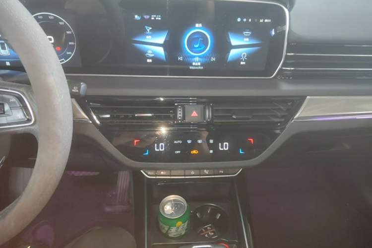 Used Hongqi HS5 2022 Revised Version 2.0T Smart Connect Flagship Edition Audio And AC Panel