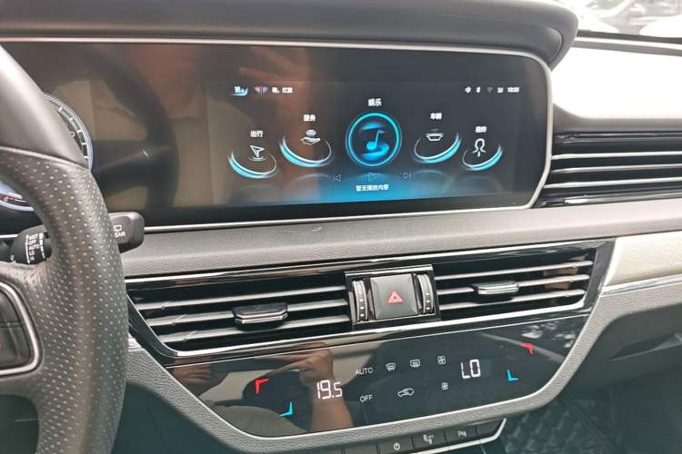 Used Hongqi HS5 2022 Facelifted Version 2.0T Smart Connect Flagship All-Wheel-Drive Edition Audio And AC Panel