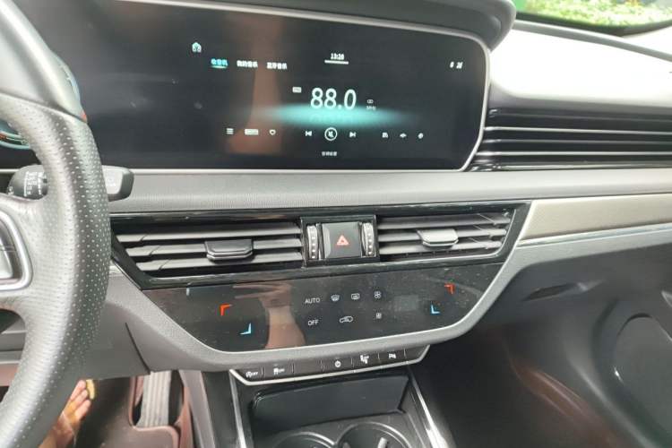 Used Hongqi HS5 2022 2.0T Smart Connect Flagship Edition Audio And AC Panel
