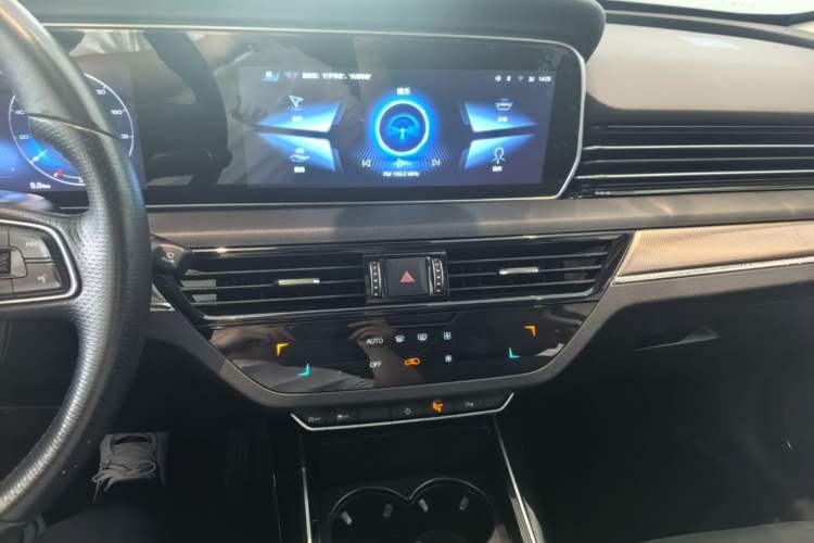 Used Hongqi HS5 2022 Facelifted Version 2.0T Smart Connect Flagship All-Wheel-Drive Edition Audio And AC Panel
