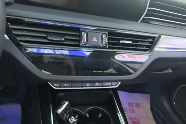 Used Hongqi HS5 2022 Revised Version 2.0T Smart Connect Flagship Edition Audio And AC Panel