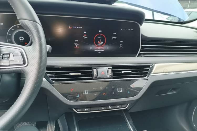 Used Hongqi HS5 2022 Revised Version 2.0T Smart Connect Flagship Edition Audio And AC Panel
