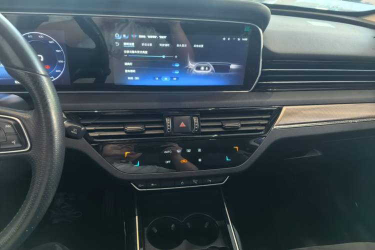 Used Hongqi HS5 2022 Facelifted Version 2.0T Smart Connect Flagship All-Wheel-Drive Edition Audio And AC Panel