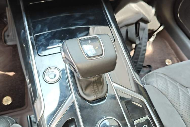 Used Hongqi HS5 2022 Facelifted Version 2.0T Smart Connect Flagship All-Wheel-Drive Edition Gear Lever