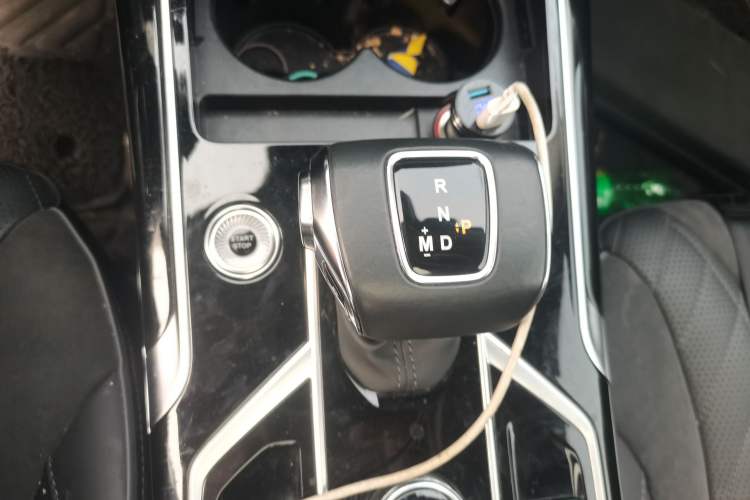 Used Hongqi HS5 2022 Facelifted Version 2.0T Smart Connect Flagship All-Wheel-Drive Edition Gear Lever