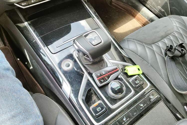 Used Hongqi HS5 2022 Facelifted Version 2.0T Smart Connect Flagship All-Wheel-Drive Edition Gear Lever