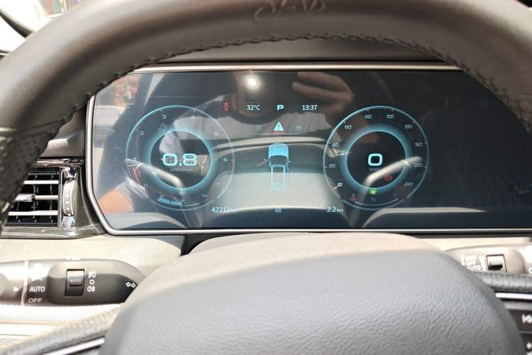 Used Hongqi HS5 2022 Facelifted Version 2.0T Smart Connect Flagship All-Wheel-Drive Edition Instrument Cluster